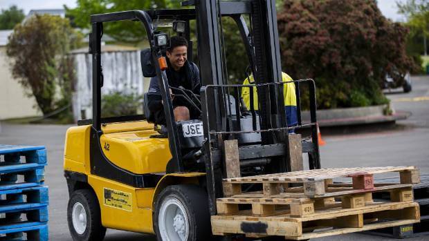 students learn to drive forklifts v2